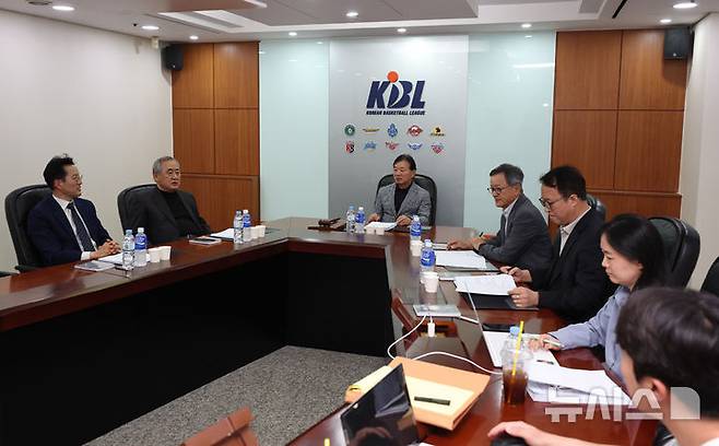[서울=뉴시스] 최진석 기자 = 30일 서울 강남구 한국농구연맹(KBL)에서 제31기 제13차 재정위원회가 열리고 있다.이날 재정위에서는 김승기 전 감독의 2년 간 자격정지에 관한 재심과 한국가스공사의  이사회 의결사항 이행 촉구 미이행 관련 안건이 다루어질 예정이다. 2026.04.30. myjs@newsis.com