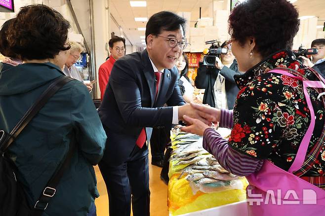 [서울=뉴시스] 배훈식 기자 = 송언석 국민의힘 원내대표가 30일 오전 서울 동작구 노량진수산시장을 찾아 상인과 악수하고 있다. (공동취재) 2026.04.30. photo@newsis.com