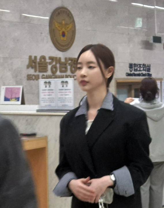 조사 마치고 귀가하는 양정원 조사 마치고 귀가하는 양정원     (서울=연합뉴스) 이의진 기자 = 필라테스 가맹 사기 의혹을 받는 필라테스 강사 출신 방송인 양정원 씨가 29일 서울 강남경찰서에서 피의자 신분으로 조사를 받은 뒤 귀가하고 있다. 2026.4.29     lynn@yna.co.kr (끝)   <저작권자(c) 연합뉴스, 무단 전재-재배포, AI 학습 및 활용 금지>