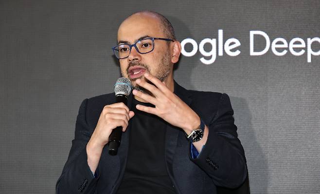 데미스 허사비스 구글 딥마인드 최고경영자(CEO)가 29일 서울 중구 웨스틴 조선호텔에서 열린 '알파고 10년: 위대한 동행'에서 신진서 9단과 함께 '알파고 이후 10년, 인간과 AI의 다음 수'라는 주제로 인터뷰를 하고 있다. 연합뉴스