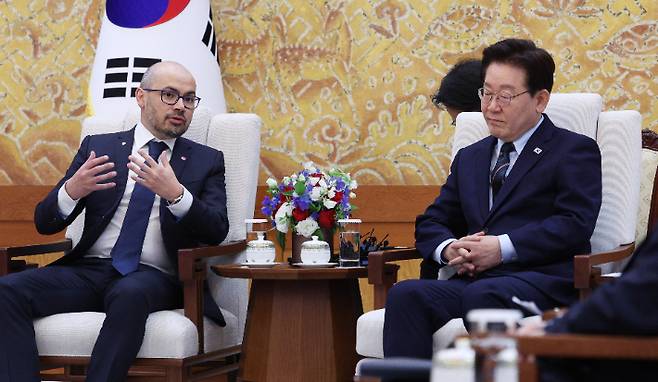 이재명 대통령이 27일 청와대에서 데미스 허사비스 구글 딥마인드 최고경영자(CEO)를 접견하고 있다. 연합뉴스