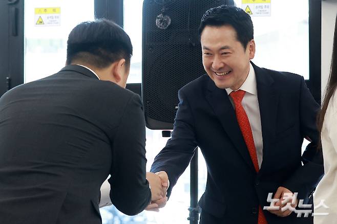 장동혁 국민의힘 대표가 29일 오후 서울 서대문구 카페폭포에서 열린 청년 공약 간담회에 참석하고 있다. 류영주 기자