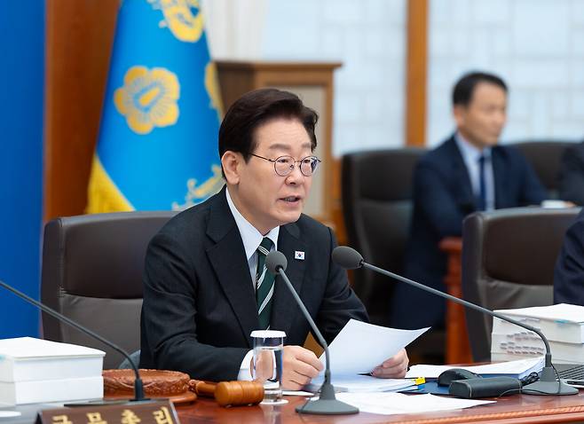 이재명 대통령이 28일 청와대에서 열린 제18회 국무회의 겸 제6차 비상경제점검회의에서 발언하고 있다. 청와대