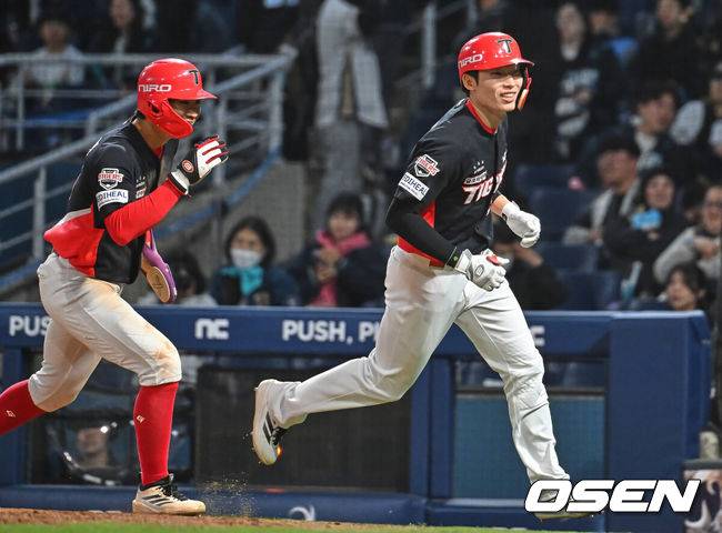 [OSEN=창원, 이석우 기자] 29일 창원NC파크에서 2026 신한 SOL KBO 리그 NC 다이노스와 KIA 타이거즈의 경기가 열렸다. 홈팀 NC는 구창모가, 방문팀 KIA는 이의리가 선발 출전했다. KIA 타이거즈 김호령이 연장 10회초 1사 2,3루 중월 3점 홈런을 치고 환호하고 있다. 2026.04.29 / foto0307@osen.co.kr