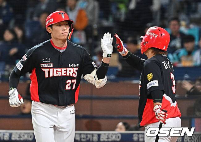 [OSEN=창원, 이석우 기자] 29일 창원NC파크에서 2026 신한 SOL KBO 리그 NC 다이노스와 KIA 타이거즈의 경기가 열렸다. 홈팀 NC는 구창모가, 방문팀 KT는 이의리가 선발 출전했다. KIA 타이거즈 김호령이 4회초 좌월 솔로 홈런을 치고 하이파이브를 하고 있다. 2026.04.29 / foto0307@osen.co.kr