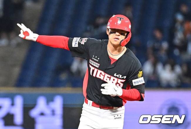 [OSEN=창원, 이석우 기자] 29일 창원NC파크에서 2026 신한 SOL KBO 리그 NC 다이노스와 KIA 타이거즈의 경기가 열렸다. 홈팀 NC는 구창모가, 방문팀 KIA는 이의리가 선발 출전했다. KIA 타이거즈 김도영이 연장 10회초 2사 우중월 솔로 홈런을 치고 세리머니를 하고 있다. 2026.04.29 / foto0307@osen.co.kr