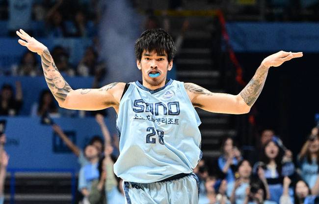 [OSEN=지형준 기자] 27일 경기도 고양소노아레나에서 2025-26 LG전자 프로농구 4강 플레이오프 3차전 고양 소노 스카이거너스와 창원 LG 세이커스의 경기가 열렸다.정규리그 5위 고양 소노는 ‘디펜딩 챔피언’ 창원 LG를 상대로 원정 2연승을 완성하며 챔피언결정전까지 단 1승을 남겨 놨다.3쿼터 소노 켐바오가 득점에 성공하며 기뻐하고 있다. 2026.04.27&nbsp;/ jpnews@osen.co.kr