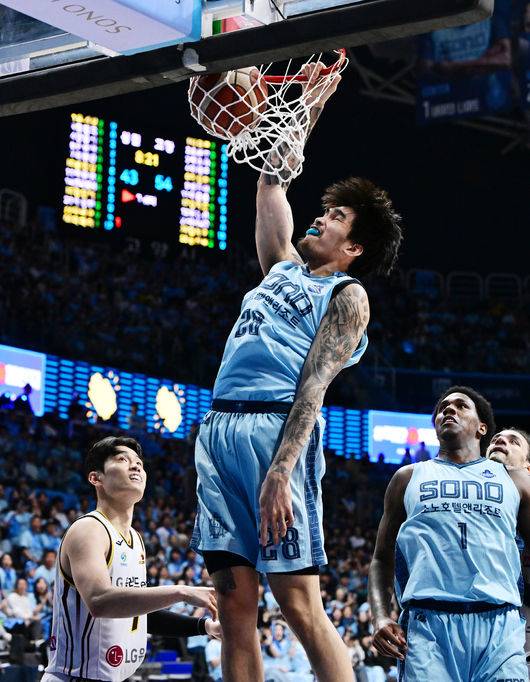 [OSEN=지형준 기자] 27일 경기도 고양소노아레나에서 2025-26 LG전자 프로농구 4강 플레이오프 3차전 고양 소노 스카이거너스와 창원 LG 세이커스의 경기가 열렸다.정규리그 5위 고양 소노는 ‘디펜딩 챔피언’ 창원 LG를 상대로 원정 2연승을 완성하며 챔피언결정전까지 단 1승을 남겨 놨다.3쿼터 소노 켐바오가 원핸드 덩크를 성공시키고 있다. 2026.04.27&nbsp;/ jpnews@osen.co.kr