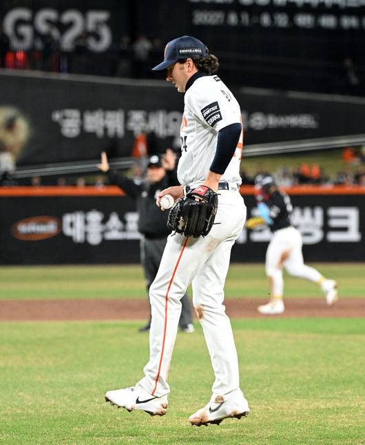 [OSEN=대전, 이대선 기자] 31일 대전 한화생명볼파크에서 2026 신한 SOL KBO리그 한화 이글스와 KT 위즈의 경기가 열렸다.이날 한화는 오웬 화이트, KT는 케일럽 보쉴리를 선발로 내세웠다.3회초 무사 1,2루에서 한화 화이트가 수비 과정에서 부상을 당하며 교체되고 있다. 2026.03.31 /sunday@osen.co.kr