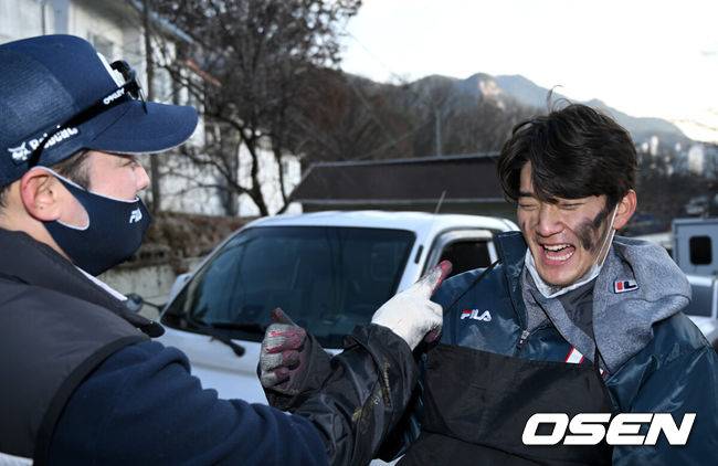 [OSEN=이대선 기자] 7일 오후 두산 베어스 사랑의 연탄 나눔 행사가 서울 상계동 별빛마을에서 진행됐다.두산 양석환이 안재석 얼굴에 장난을 치고 있다. 2022.12.07 /sunday@osen.co.kr