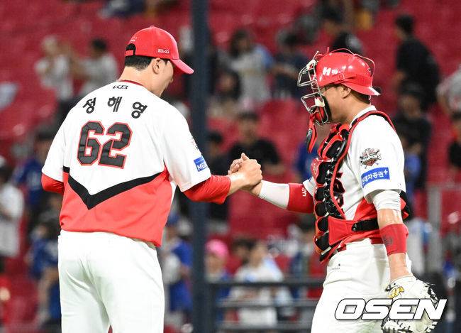 [OSEN=광주, 이대선 기자] KIA 타이거즈가 짜릿한 영봉승으로&nbsp;5강 불씨를 이어갔다.&nbsp;KIA는 10일 광주-기아 챔피언스필드에서 열린 2025 신한은행 SOL bank KBO리그 삼성 라이온즈와의 경기를 4-0으로 잡았다.이날 경기가 없는 KT 위즈와 자리를 맞바꿔 5위로 내려갔다.경기 종료 후 KIA 정해영과 김태군이 승리의 기쁨을 나누고 있다. 2025.09.10 /sunday@osen.co.kr