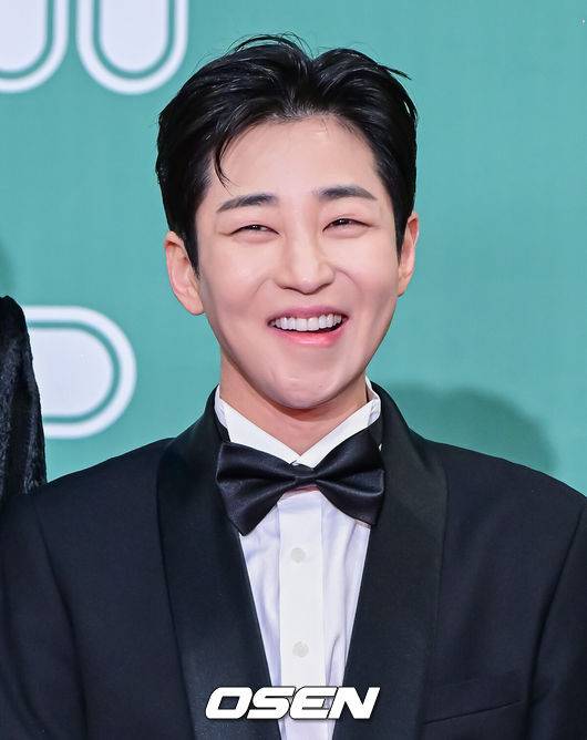 [OSEN=지형준 기자] 23일 오후 서울 여의도 KBS 신관 웨딩홀에서 2023 KBS 연예대상 레드카펫 포토월 행사가 열렸다.'1박 2일' 딘딘이 포토타임을 하고 있다. 2023.12.23 / jpnews.osen.co.kr