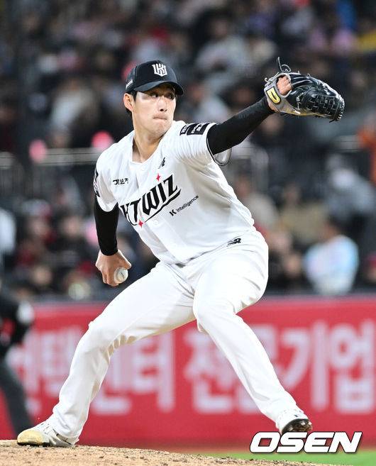 [OSEN=수원, 최규한 기자] 21일 수원 KT위즈파크에서 ‘2026 신한 SOL KBO리그’ KT 위즈와 KIA 타이거즈의 경기가 열렸다.홈팀 KT는 오원석, 방문팀 KIA는 김태형을 선발로 내세웠다. 8회초 마운드에 오른 KT 스기모토 코우키가 힘차게 공을 뿌리고 있다. 2026.04.21 / dreamer@osen.co.kr