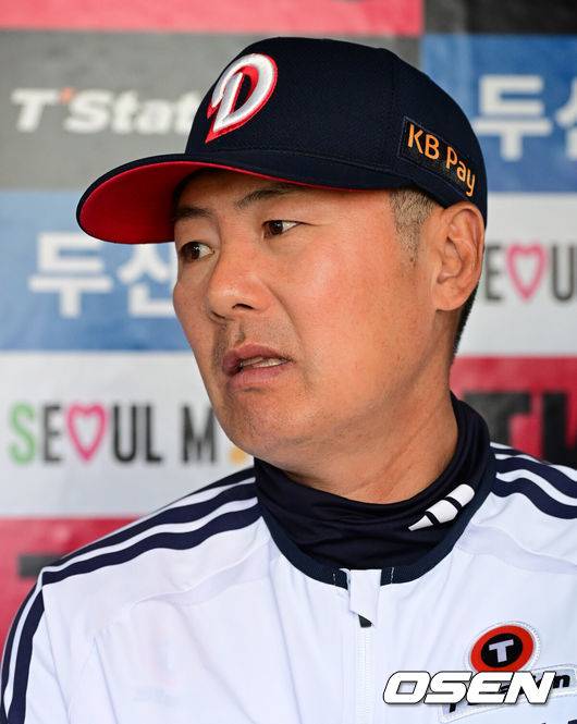 [OSEN=지형준 기자] 30일 서울 잠실야구장에서 2026 신한 SOL KBO리그 두산 베어스와 삼성 라이온즈의 경기가 열렸다.이날 두산은 최승용, 삼성은 최원태를 선발로 내세웠다.경기에 앞서 두산 김원형 감독이 취재진과 이야기를 나누고 있다. 2026.04.30&nbsp;/ jpnews@osen.co.kr