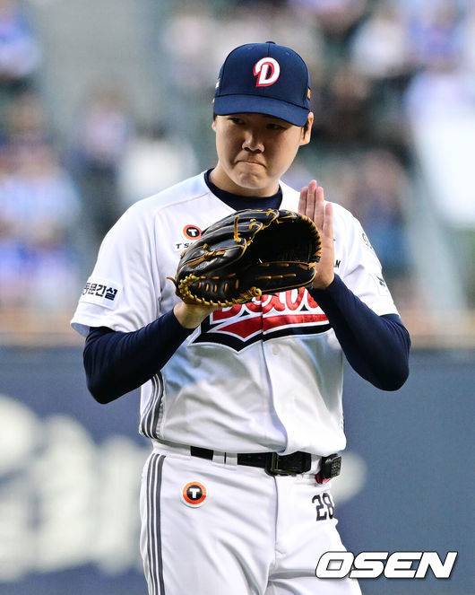 [OSEN=잠실, 지형준 기자] 30일 서울 잠실야구장에서 2026 신한 SOL KBO리그 두산 베어스와 삼성 라이온즈의 경기가 열렸다.이날 두산은 최승용, 삼성은 최원태를 선발로 내세웠다.1회초 수비를 마친 두산 최승용이 더그아웃으로 향하고 있다. 2026.04.30&nbsp;/ jpnews@osen.co.kr