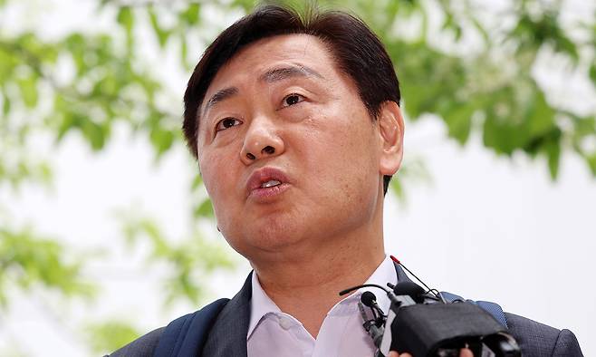 김관영 전북도지사가 30일 경기 과천시 2차 종합특별검사팀 사무실에 내란 동조 혐의 피의자 신분으로 조사를 받으러 출석하면서 입장을 밝히고 있다. 과천=뉴시스