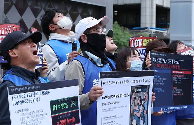 제주항공 참사 유족들이 28일 초고속 동체착륙 보잉 737 기체결함 분석 발표 및 항의 기자회견 중 오열하고 있다. 뉴시스