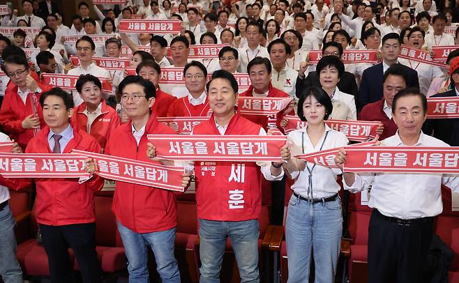 국민의힘 오세훈 서울시장 후보가 30일 서울 여의도 국회 의원회관에서 열린 국민의힘 서울시당 필승결의 및 공천자대회에서 배현진 서울시당위원장과 함께 '서울을 서울답게' 구호를 외치고 있다. 허정호 선임기자