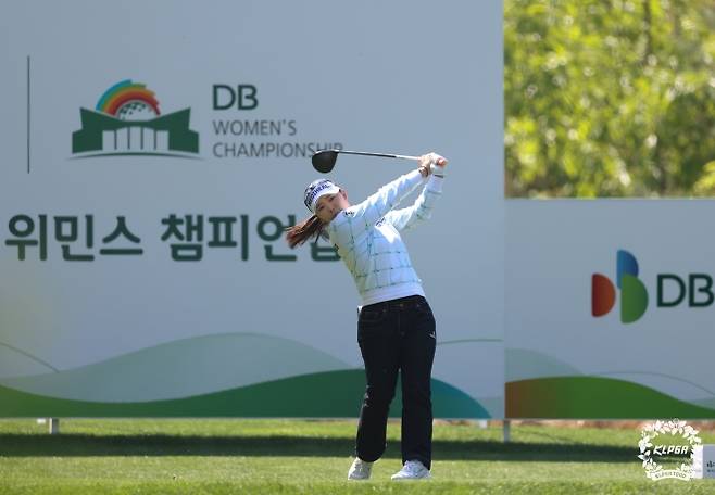 이다연이 30일 충북 음성군 레인보우힐스CC(파72) 18번 홀(파4)에서 힘찬 티샷을 날리고 있다. 이다연은 이날 5언더파 67타를 쳐 통산 10승을 향해 시동을 걸었다.