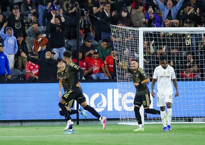 손흥민(왼쪽)이 30일(한국시간) 미국 캘리포니아주 로스앤젤레스(LA) BMO 스타디움에서 열린 2026 북중미카리브축구연맹 챔피언스컵 준결승 1차전 톨루카(멕시코)와의 경기에서 선제골을 터트린 티머시 틸먼과 함께 기뻐하고 있다. LAFC는 손흥민의 2도움에 힘입어 2-1로 승리했다. LA 로이터 연합뉴스