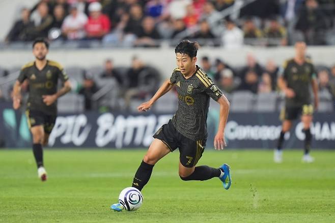 손흥민, 북중미컵 4강 1차전 2도움으로 승리 이끌어 - LA FC 손흥민이 29일(현지 시간) 미 캘리포니아주 로스앤젤레스의 BMO 스타디움에서 열린 2026 북중미카리브축구연맹(CONCACAF) 챔피언스컵 4강 1차전  톨루카(멕시코)와 경기 중 공을 몰고 있다. 손흥민은 2개의 도움을 기록하며 팀의 2-1 승리를 이끌었다. 2026.04.30. LA AP 뉴시스