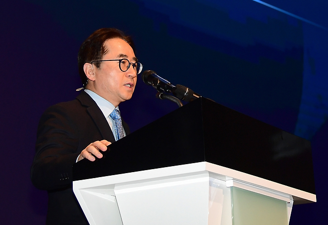 삼성전기가 인공지능(AI) 반도체용 기판인 ‘플립칩 볼그리드어레이(FC-BGA)’의 공급 부족에 글로벌 빅테크 고객사를 대상으로 판가 인상 협상에 돌입했다고 30일 밝혔다. 사진은 지난 3월 삼성전기 정기 주주총회에서 발언하는 장덕현 사장. 연합뉴스