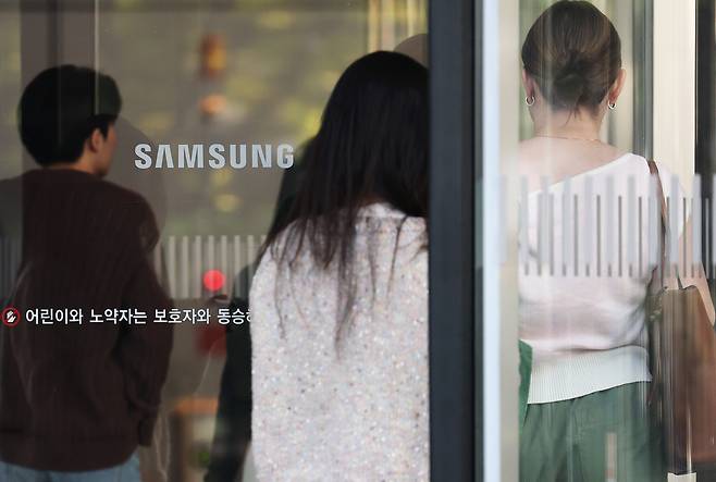 30일 서울 삼성전자 서초사옥으로 직원들이 출근하고 있다. 연합뉴스