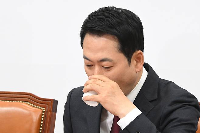장동혁 국민의힘 대표가 30일 서울 여의도 국회에서 열린 최고위원회의에 참석해 송언석 원내대표의 발언을 들으며 물을 마시고 있다. 오승현 기자 2026.04.30