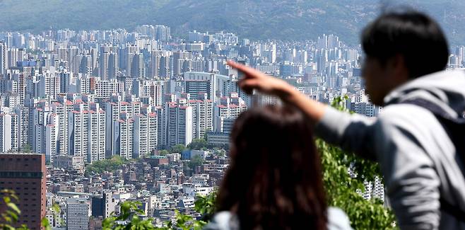 지난 26일 서울 남산에서 바라본 도심 곳곳에&nbsp;아파트가 빼곡하게 자리잡은 모습 ⓒ 연합뉴스
