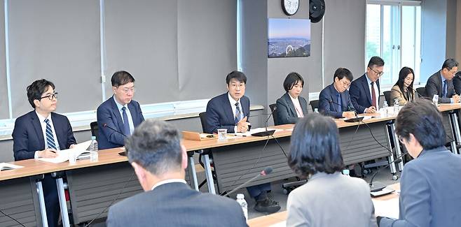 김정기 대구시장 권한대행이 29일 시청에서 간부회의를 주재하고 있다. ⓒ대구시 제공