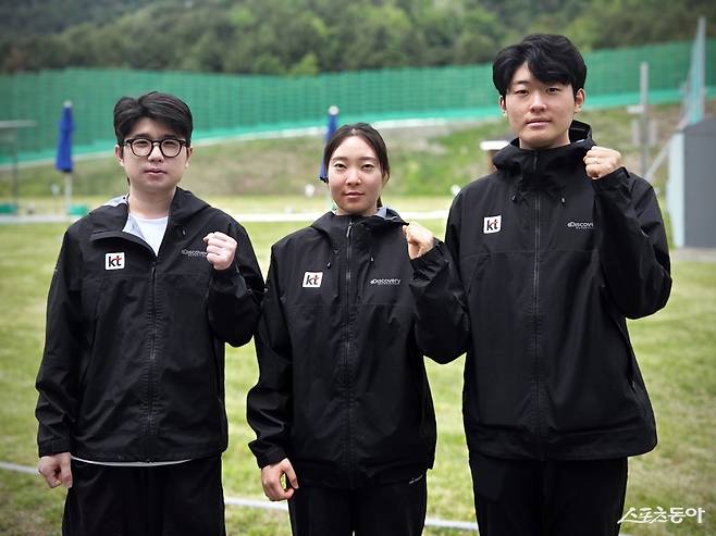KT 박하준, 장국희, 정승우(왼쪽부터)가 29일 창원국제사격장서 제1회 농협은행배 전국사격대회를 앞두고 결의를 다지고 있다. 사진제공｜kt sports
