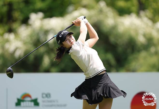 제1회 DB 위민스 챔피언십 1라운드 4번 홀에서 티샷을 하고 있는 고지원. 사진제공 | KLPGA
