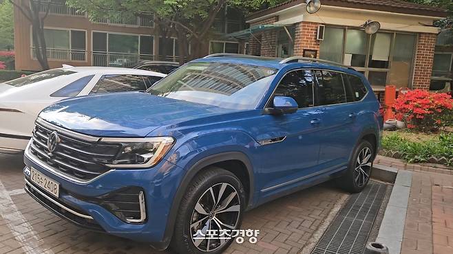 폭스바겐 아틀라스. 사이즈는 현대차 펠리세이드급으로 5m 넘는 차체길이를 지니고 있다. 수입차 시장 내 대형 풀사이즈 체급에서 인기를 얻고 있는 모델이다. 주행시 부드럽고 날렵한 조향 실력이 압권이다. 사진 | 손재철기자