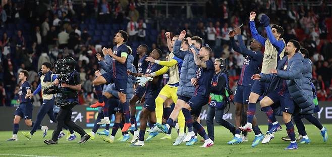 파리생제르맹 선수들이 29일 프랑스 파리 파르크 데 프랭스에서 열린 UEFA 챔피언스리그 4강 1차전에서 바이에른 뮌헨을 꺾고 승리한 후 팬들을 향해 세리머니 하고 있다.  게티이미지코리아