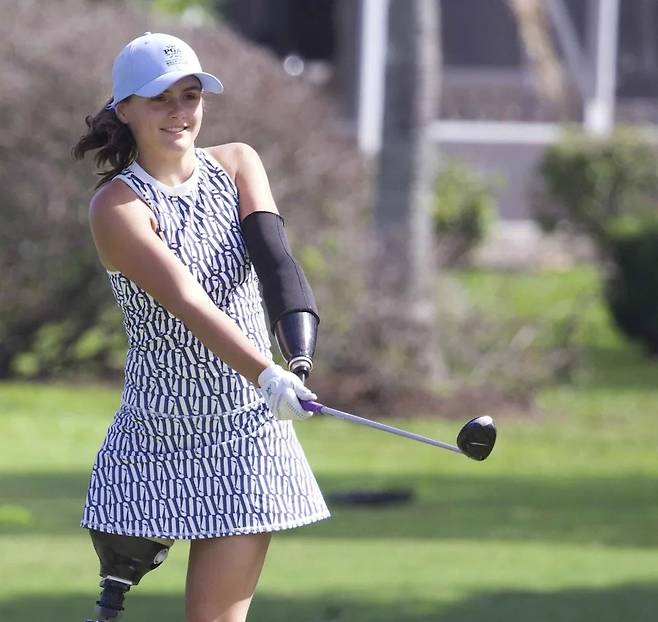 룰루 그리빈이 지난 29일 열린 ‘핑 USDGA 챔피언십’ 대회 도중 페어웨이에서 샷을 하고 있다. SNS 캡처