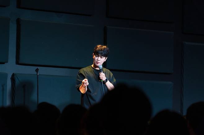 코미디언 김동하 스탠드업 코미디 ‘메이드 인 코리아’ 미주 공연 한 장면. 사진 메타코미디