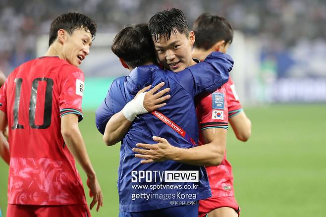 ▲ 셀틱 소식을 전문으로 다루는 Celticshorts는 "더 뼈아픈 것은 이제 오현규(사진 앞줄 오른쪽) 시장가치는 셀틱이 다시 영입하기 어려운 수준까지 올라갔다는 점이다. 지금 이 순간 공격진을 이끌 주축으로서 ‘오현규 같은 유형’이 얼마나 필요한지 절실히 느껴진다. 확실한 건 오현규는 (현재 지휘봉을 잡고 있는) 오닐 감독 체제에서라면 훨씬 큰 성공을 거둘 선수였다는 사실"이라며 든자리는&nbsp;허전하고 난자리는 풍성한 지금의 셀틱 최전방&nbsp;'현실'을 꼬집었다.