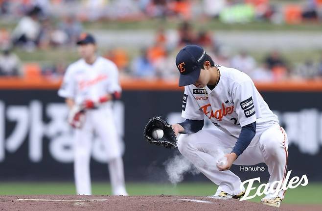 ▲ 29일 대전 SSG전에서 선발로 등판했으나 1.2이닝 동안 4사구 6개를 내주며 무너진 황준서 ⓒ한화이글스