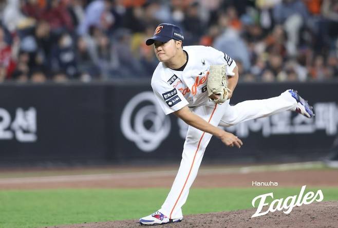 ▲ 강력한 구위와 별개로 볼넷 문제가 불거지고 있는 정우주 ⓒ한화이글스