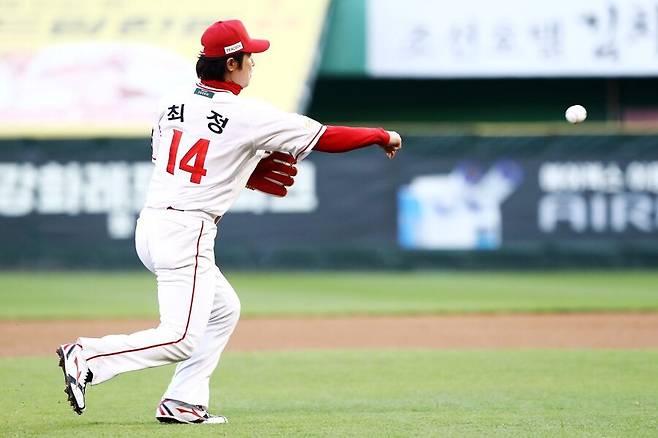 ▲ 최정의 마흔의 나이에도 불구하고 여전히 3루를 지키며 KBO리그 역사에 특별한 사례를 남기고 있다 ⓒSSG랜더스