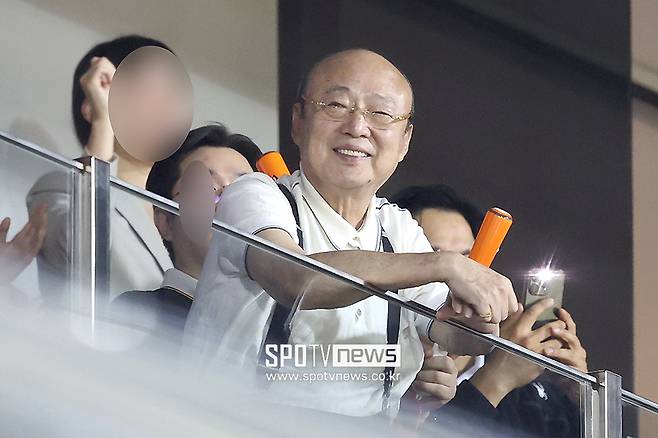 ▲ 한화 관계자는 “시즌 초 어려움 속에서도 최선을 다하는 선수단을 격려하고, 변함없이 팀을 신뢰하고 지지해주는 팬들과 함께 이글스를 응원하고자 올 시즌 처음으로 대전 한화생명 볼파크를 방문하셨다”고 설명했다. ⓒ곽혜미 기자