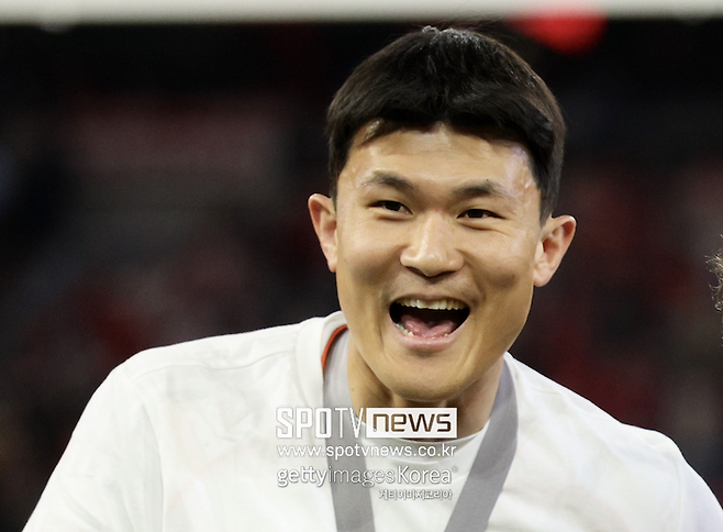 ▲ 인테르 밀란은 이번 시즌 막강한 공격력을 앞세워 리그 1위를 질주 중이다.&nbsp;팀 득점 80골로 이 부문 압도적 선두다. 2위 코모 1907(59골)과 격차가 무려 21골에 이른다. 다만 상대적으로 '후방 경쟁력'은 아쉬웠다. 31실점으로 5위에 머무르고 있는데 특히 최근 5경기서 9실점을 기록해 현지에서 수비 보강 필요성이 크게 제기된 상황이다. '노티치에 인테르'는 "이 탓에 지난해부터 인테르 밀란을 이끌고 있는 명 수비수 출신 크리스티안 키부 감독은 김민재(사진) 영입 가능성을 진지하게 검토할 확률이 높다"고 전망했다.