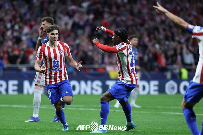 아틀레티코 마드리드 훌리안 알바레스(왼쪽)가 페널티킥을 성공시킨 뒤 기뻐하고 있다. /AFPBBNews=뉴스1