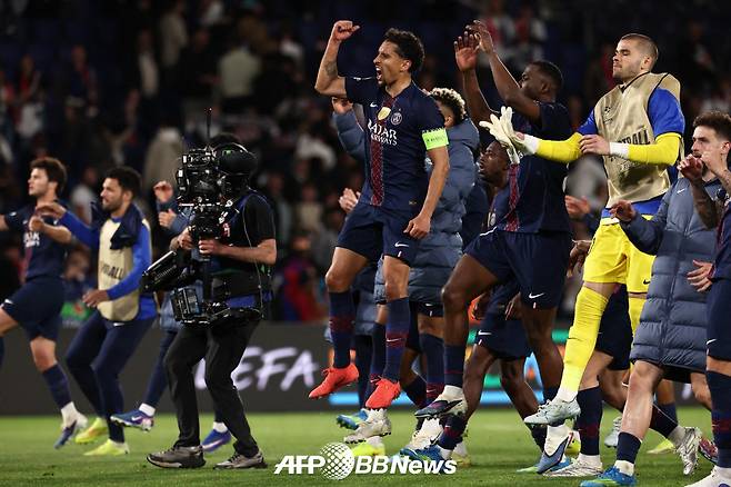 파리 생제르맹(PSG) 선수들이 29일 유럽축구연맹(UEFA) 챔피언스리그 4강 1차전 바이에른 뮌헨전 5-4 승리 후 기뻐하고 있다. /AFPBBNews=뉴스1