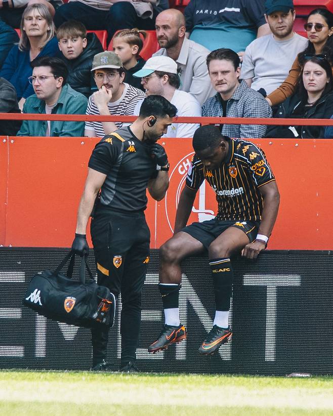 헐 시티 미드필더 엘리엇 마타조(오른쪽)가 지난 25일 찰턴 애슬레틱과의 잉글랜드 챔피언십 45라운드에서 통증을 호소하고 있다. 지난해 왼쪽 전방십자인대 파열 부상으로 1년 넘게 재활했던 마타조는 이날 경기가 410일 만의 부상 복귀전이었는데, 불과 10분 만에 반대쪽인 오른쪽 전방십자인대가 파열됐다. /사진=헐시티 SNS 캡처