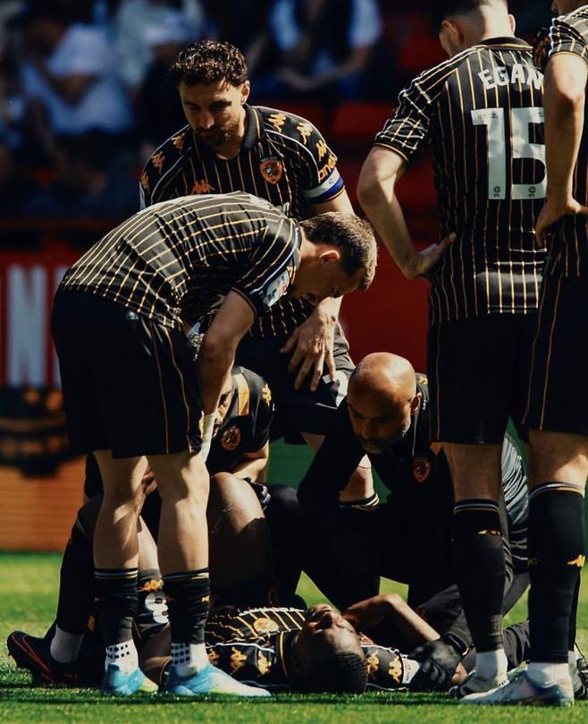 헐 시티 미드필더 엘리엇 마타조(아래)가 지난 25일 찰턴 애슬레틱과의 잉글랜드 챔피언십 45라운드에서 통증을 호소하고 있다. 지난해 왼쪽 전방십자인대 파열 부상으로 1년 넘게 재활했던 마타조는 이날 경기가 410일 만의 부상 복귀전이었는데, 불과 10분 만에 반대쪽인 오른쪽 전방십자인대가 파열됐다. /사진=LIGASM SNS 캡처