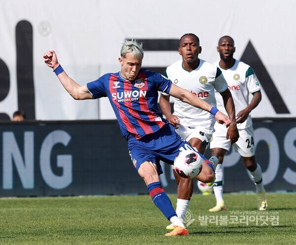 수원FC 프리조, 중거리 슛.(사진=김경수 기자/ 2026.04.26./ 발리볼코리아닷컴 DB자료)