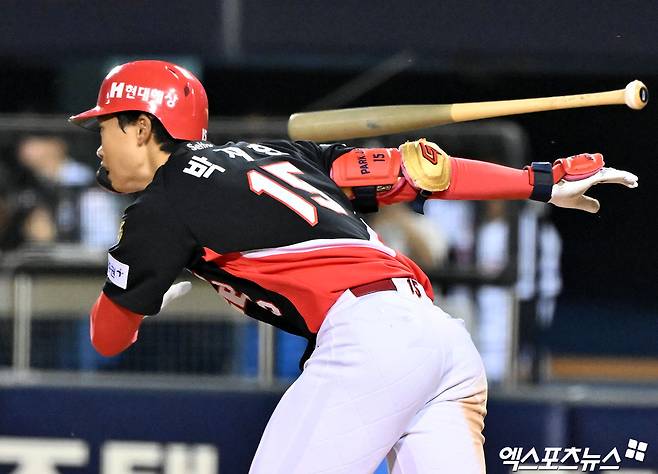 18일 오후 서울 송파구 잠실야구장에서 열린 '2026 신한 SOL Bank KBO리그' KIA 타이거즈와 두산 베어스의 경기, 9회초 2사 1루 KIA 박재현이 우전안타를 날리고 있다. 엑스포츠뉴스 DB