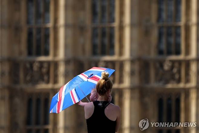 런던에서 아기를 안고 있는 여성 [AP 연합뉴스 자료사진. 재판매 및 DB 금지]