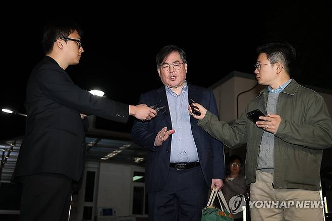 '구속 기한 만료' 석방 후 질문에 답하는 유동규 (의왕=연합뉴스) 김성민 기자 = 대장동 개발 비리 의혹으로 기소돼 1심에서 유죄 선고를 받은 유동규 전 성남도시개발공사 기획본부장이 구속 기한 만료로 석방돼 30일 경기도 의왕시 서울구치소를 나서며 취재진 질문에 답하고 있다. 2026.4.30 ksm7976@yna.co.kr